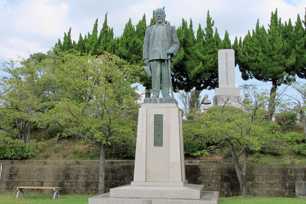 佐世保東山海軍墓地　東郷平八郎像